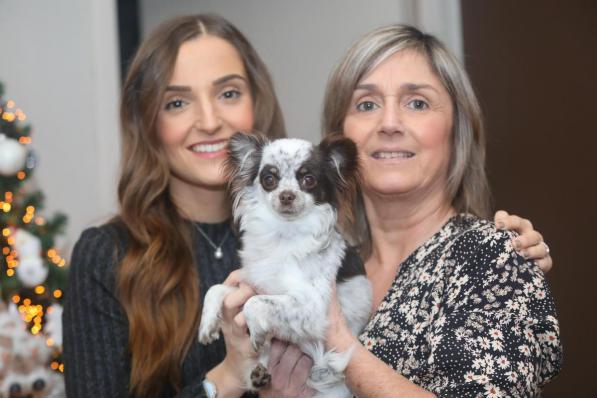 Cynthia Dugardin en haar dochter Ninke Duyck met Mona. Het hondje is ondertussen met succes geopereerd.© Peter Maenhoudt