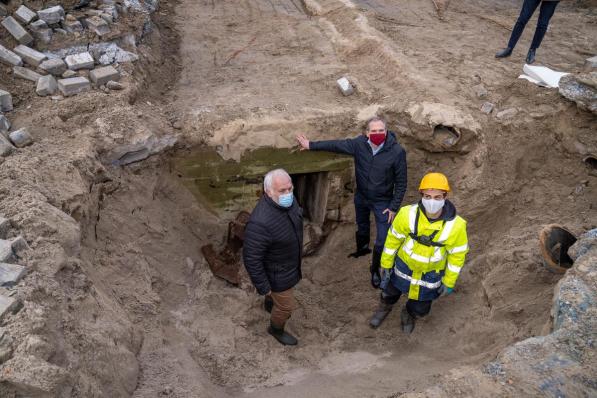 Burgemeester Jean-Marie Dedecker en minister Matthias Diependaele namen als eersten een kijkje in de bunker.© LC
