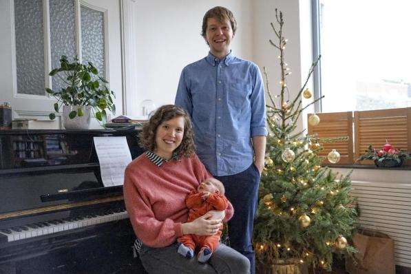 Het trotse ouderpaar met hun pasgeborene: “Met de komst van Cas is er een viergeslacht in de familie.” (foto CLL)