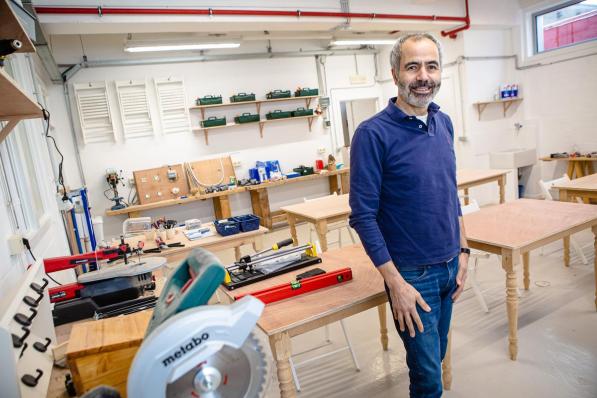 Ondernemer Djamil Zenasni in zijn atelier in de Pathoekeweg: “Iedereen is welkom!” (foto Davy Coghe)©Davy Coghe Davy Coghe