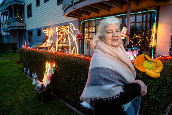 Yvette Rombout bij haar kerstverlichting. (foto Davy Coghe)©Davy Coghe Davy Coghe