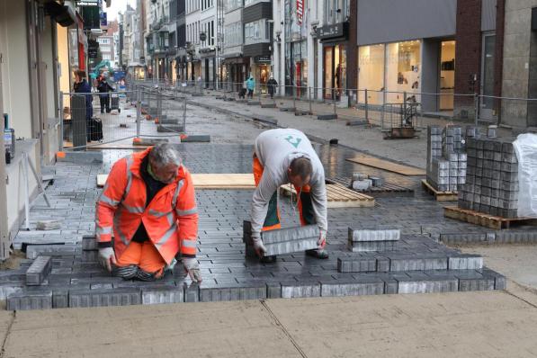 Arbeiders van het Roeselaars aanneembedrijf Penninck legden de eerste stenen van de vernieuwde Adolf Buylstraat.© (Foto PM)