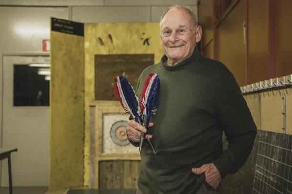 Roland Devos (82) van De Javelot Vrienden uit Wijtschate: “Ik ben er vrij zeker van dat wij de laatste Belgische javelot-club zijn.”© Olaf Verhaeghe