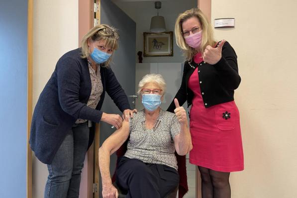 Marcellina kreeg als eerste het vaccin toegediend door Els Vandaele, directeur van de zorg. Directeur van vzw Sint-Monica, Francoise Van Hoorebeke zag dat het goed was.© (Foto JRO)