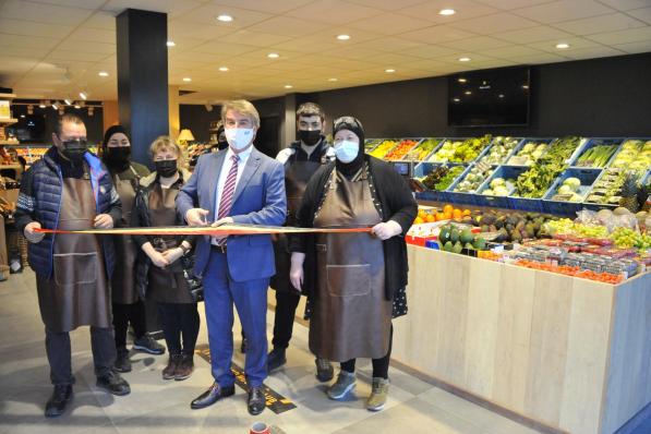 Burgemeester Jan de Keyser samen met Greta Gyssels, Zouhaier Achour, Rayane Achour, Behal Achour en Tetyana Pusyuta. (foto GST)