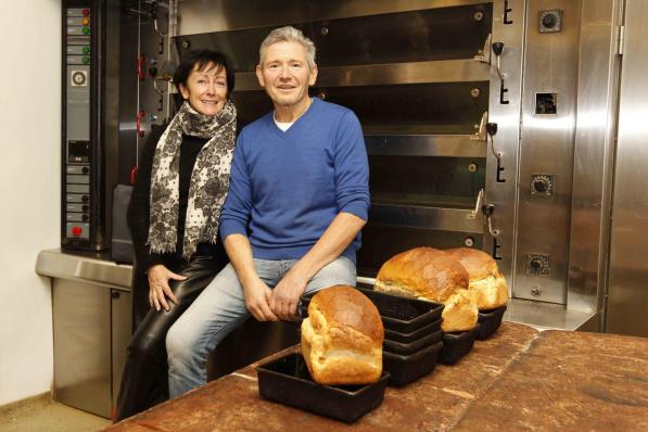Luc Decaesstecker en zijn vrouw Hilde Fiems sluiten hun bakkerij. (foto Coghe)©GINO COGHE Foto Coghe