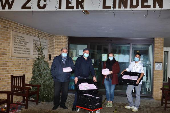 De bewoners en het personeel van wzc Ter Linden worden getrakteerd op pannenkoeken. We zien v.l.n.r. schepen Guido Hoste, Andy Vandenbon, Delphine Lemahieu (directeur wzc Ter Linden) en een keukenmedewerker.© MVO