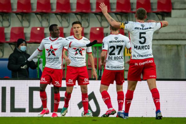 Jelle Vossen scoorde een vroege goal voor Essevee, maar moest daarna snel vervangen worden met een blessure.© (Foto BELGA)