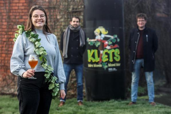 Marthe straalt als eerste ambassadrice van brouwerij van Bier en Karakter.© JS