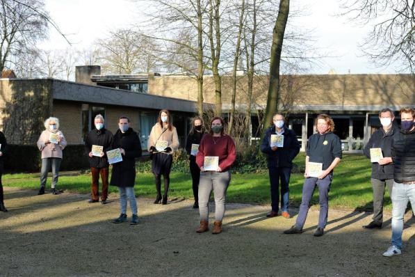 Vlnr Marijke Van Rintel (jeugddienst), Dominique Descheemaecker (dienst cultuur), Marc Deprez (schepen), Lisel Van Dijck (jeugddienst), Elsje Leenknecht (Voorzitter gemeenteraad), Katleen Winne (schepen), Melissa Worm (jeugddienst), Marc De Keyrel (schepen voor jeugd), Sam Vancayseele (jeugddienst), Gaby Verstraete (schepen), Sven Casteleyn (sportdienst).© (Foto MVQ)