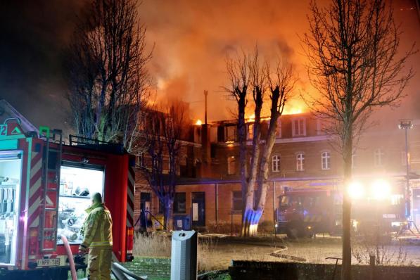 De vlammen sloegen uit het dak van het voormalige KTA-gebouw.© José Tyteca