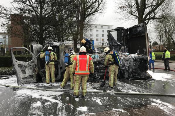 De bestelwagen brandde volledig uit.© JH