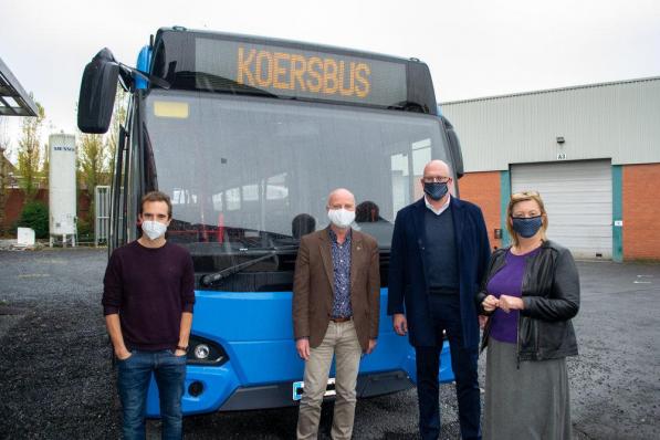 Bij de bus zien we van links naar rechts Thomas Ameye (Koers), schepen José Debels, Filip Malefason (VDL) en Katrien De Bondt (VDL). (gf)© (gf)