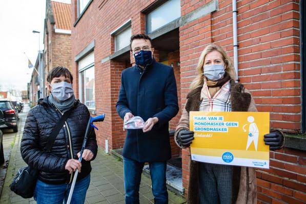 Marion Colman, Mathijs Goderis en Sophie De Meyere. Marion startte vijf jaar geleden al met zwerfvuil ruimen.©Davy Coghe Davy Coghe