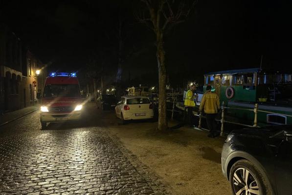 Door de duisternis kon de brandweer het lek nog niet opsporen.© JVM