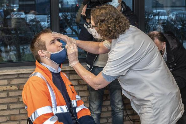 Eerste sneltest in Reo Veiling Roeselare, bedrijfsarts Hilde Vandelanotte voert de test uit.© Stefaan Beel