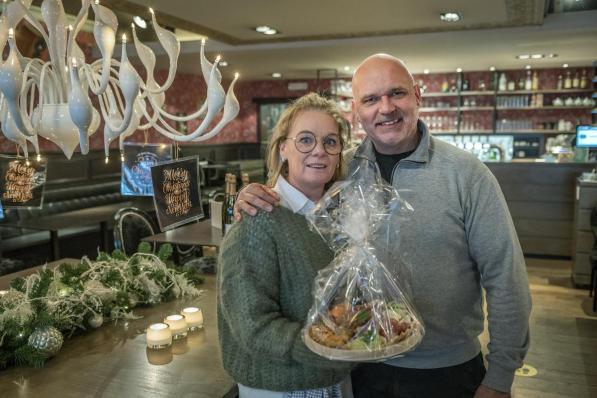 Sandra en Kurt van Au Grand Café pakken elk weekend uit met takeaway, daarnaast verkopen ze ook nog koffie en warme en chocomelk.©STEFAAN BEEL Stefaan Beel