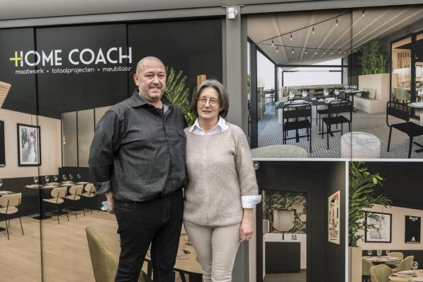 Dominik en Sabine van Suurplas met achter hen hoe hun nieuw interieur en exterieur er zal uitzien. De stielmannen zijn momenteel had aan het werk om dat in orde te brengen. (foto SB)©STEFAAN BEEL Stefaan Beel