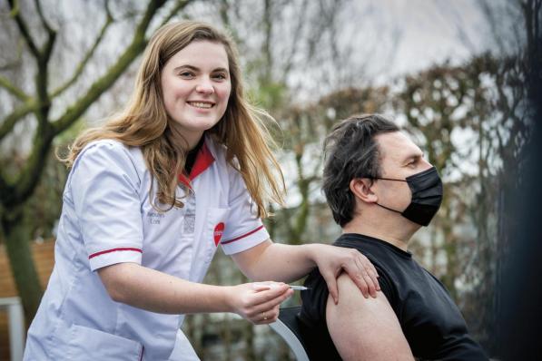 Lore Awouters (21), vierdejaarsstudente aan Vives: “Natuurlijk wil ik meehelpen met vaccineren. Komende zomer wil ik echt weer op kamp.”© Joke Couvreur