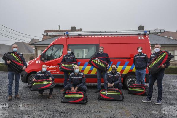 De brandweerlieden en erebrandweermannen kregen interventietassen en een verrassingspakket. (foto JS)©jan_stragier;Jan Stragier Jan Stragier