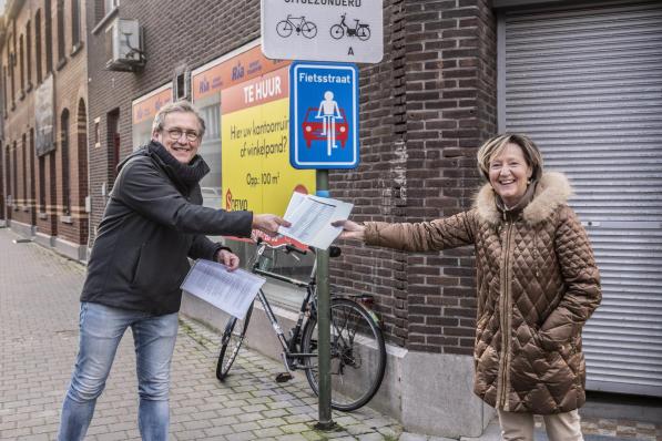 Eddy Demeersseman (Groen) geeft petitie voor fietszones aan schepen Griet Coppé (CD&V) en houdt zich daarbij aan de sociale afstand. (foto SB)©STEFAAN BEEL Stefaan Beel