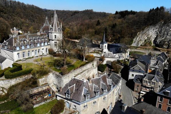 Het centrum van Durbuy. Door de coronacrisis ligt de focus steeds nadrukkelijker op de Ardennen.©ERIC LALMAND BELGA