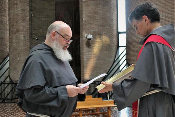 Pater en straks aartsbisschop Dominique Mathieu. (foto Kerknet)