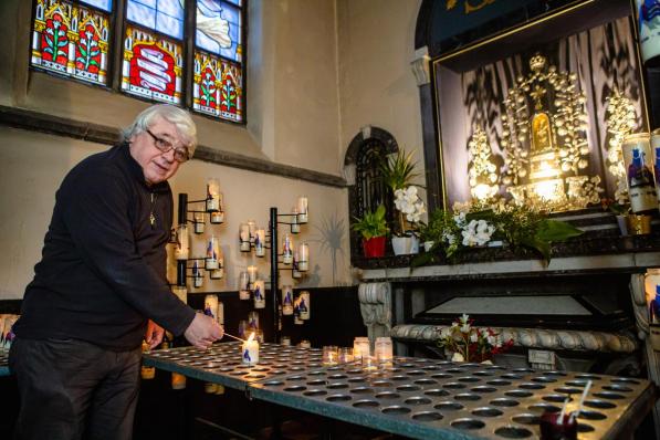 Het Mariabeeld in de Onze-Lieve-Vrouw-Onbevlekt-Ontvangenkerk in Ver-Assebroek wordt druk bezocht in coronatijden, merkt Diaken Eric De Rous op. (foto Davy Coghe)©Davy Coghe Davy Coghe