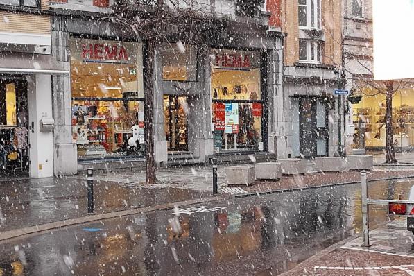 Aan de voorzijde van de winkel Hema in de Ooststraat hadden enkele werknemers een vreemde geur opgemerkt.© BF