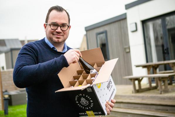 Parcifal Coeman start digiverkoop streekbieren met hopsinabox.©Davy Coghe Davy Coghe