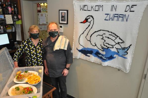 Sandra Verberck en Luc Delaere van Gasthof De Zwaan geven de afhaalmenu’s mee op echte borden.© KVCL