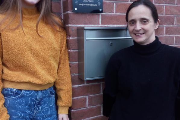 Wendy en haar dochter Yana besloten de kinderopvang naar Kato te vernoemen. (foto DV)