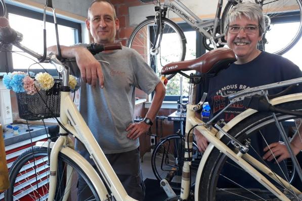 Bart Dewaele en Geert Dhondt in de fietsenwinkel Bart Bikes. (foto GV)