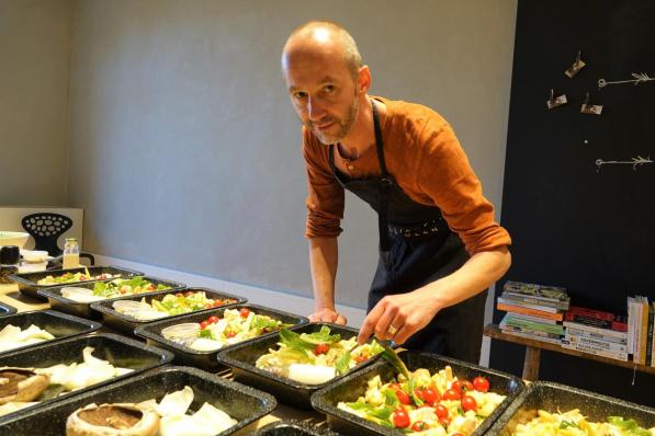 Vincent maakt alles klaar op bakplaten die de klanten dan gewoon in de oven moeten steken.© AN