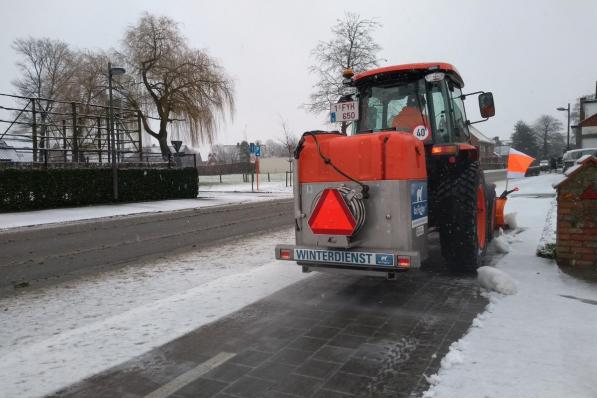 De gemeente kocht een multifunctionele tractor aan met een sneeuwschuif en een pekelstrooier voor de fietspaden.© GF