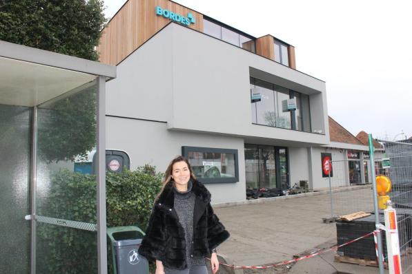 Laurence Maes, zelf specialist in Bouwkunde & Interieur, werkt al vijf jaar bij Bordes en is directeur van de nieuwe vestiging aan de Gentseweg, naast Pizza Hut in Sint-Eloois-Vijve. (foto DJW)