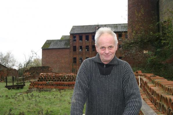 Jan Dumoulin bij de buizenbakkerij in Wijtschate.©Eric Flamand Eric Flamand