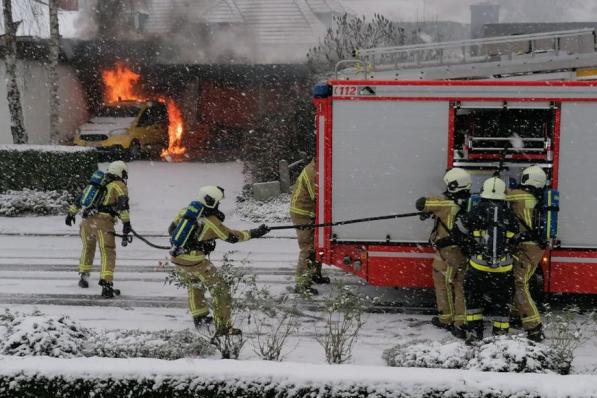 De brandweer kreeg het vuur gelukkig snel onder controle.© NDZ