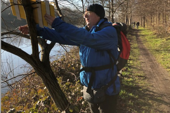 Wandelclub Beernem is geschokt dat vandalen de pijlen van haar uitgestippelde parcours stalen.© AVH