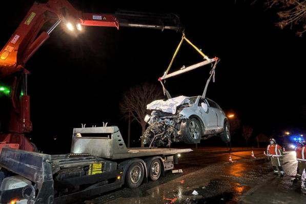 De wagen waarin Heleen en haar zoontje zaten, was helemaal verhakkeld door het ongeval.© TP