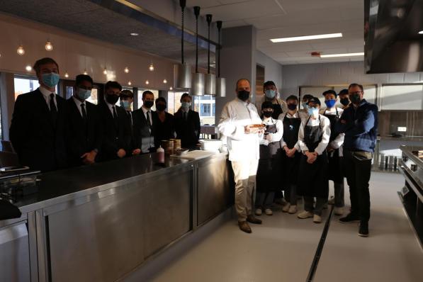 Chef Stijn Bauwens van De Kruidenmolen in De Haan kwam langs bij Foodbox om uitleg te geven over paté. Seaweedchef Donald Deschagt (uiterst rechts) uit de Bredene zal de leerlingen binnenkort inwijden in de geheimen van het zeewier.© GLO