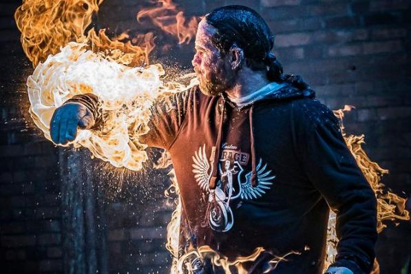 Vuurspuwen terwijl je zelf in lichterlaaie staat, Flor Expeels draait er zijn hand niet voor om. (foto CL)