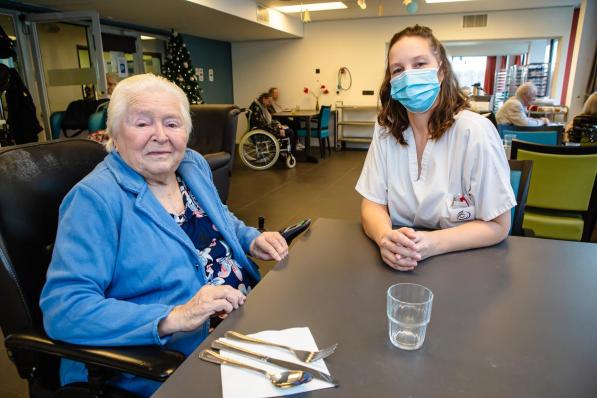 Veerle met bewoonster Annie Lescrauwaet in De Vliedberg. (foto Davy Coghe)©Davy Coghe Davy Coghe