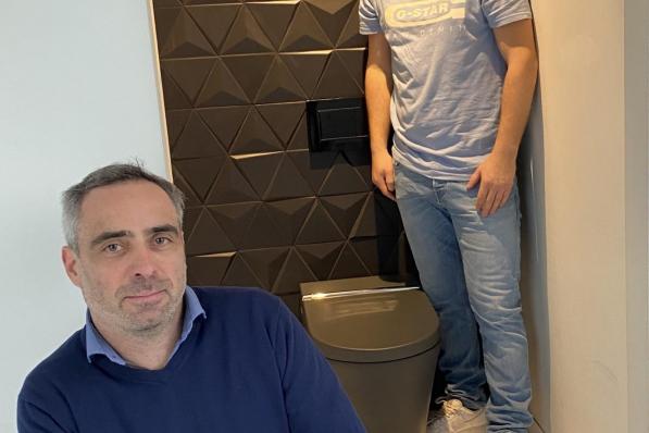 Alexander (links) en Steve (rechts) geloven in de doorbraak van douchetoiletten in Vlaanderen.© TV