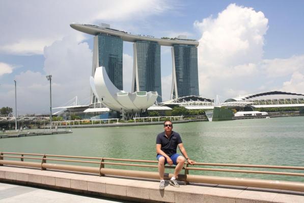 Karel in ‘Marina Bay Singapore’, met op de achtergrond het Marina Bay Sands Hotel, waar hij verbleef. (foto KG)©Karel Gits
