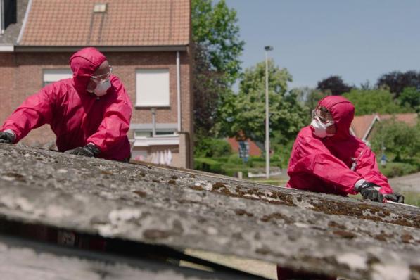 De reportage van Jan Van Looveren en Thomas Vanderveken in het Eén-programma Factcheckers inspireerde Sandrine De Crom. Ze zal het bestuur maandag vragen of Brugge doe-het-zelf pakketten aanbiedt voor de verwijdering van asbest. (foto VRT)