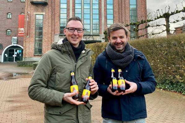 Tom D’Halluin (links) en Tim Duyck konden de hand leggen op een laatste hoeveelheid Lucifer. Ze bieden dit nu aan aan bierliefhebbers uit Meulebeke en omgeving. (foto CLY)© (foto CLY)