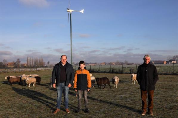 Ook Pieter Timmerman, op de foto met zijn zoon, kiest voor een windmolen op zijn landbouwbedrijf. Schepen Marc Deprez (rechts) gaf zelf het goede voorbeeld.© MVO