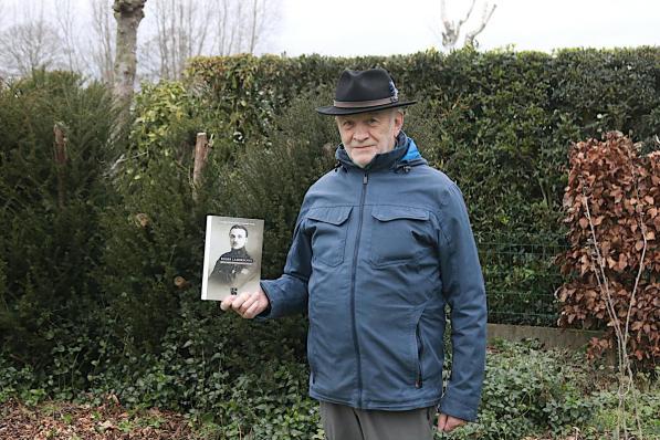 André Gysel met het pas verschenen oorlogsdagboek over Roger Lambrechts. (foto ACK)©type=