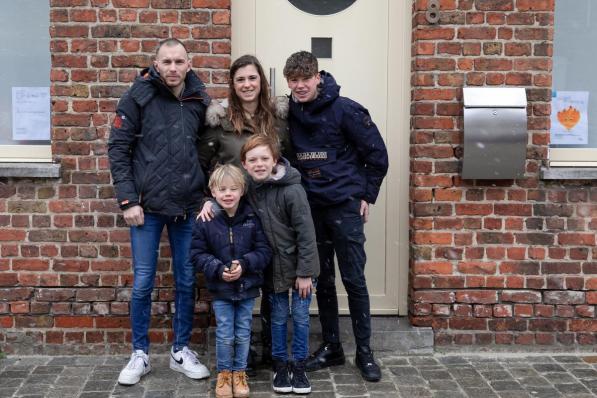 We zien Grégory Vandekerkhove en Aurélie Taecke met hun drie zonen Guitan, Ilán en Baptiste voor de deur van hun huis in de Smissestraat. (Foto KLD)©Kurt Lapere